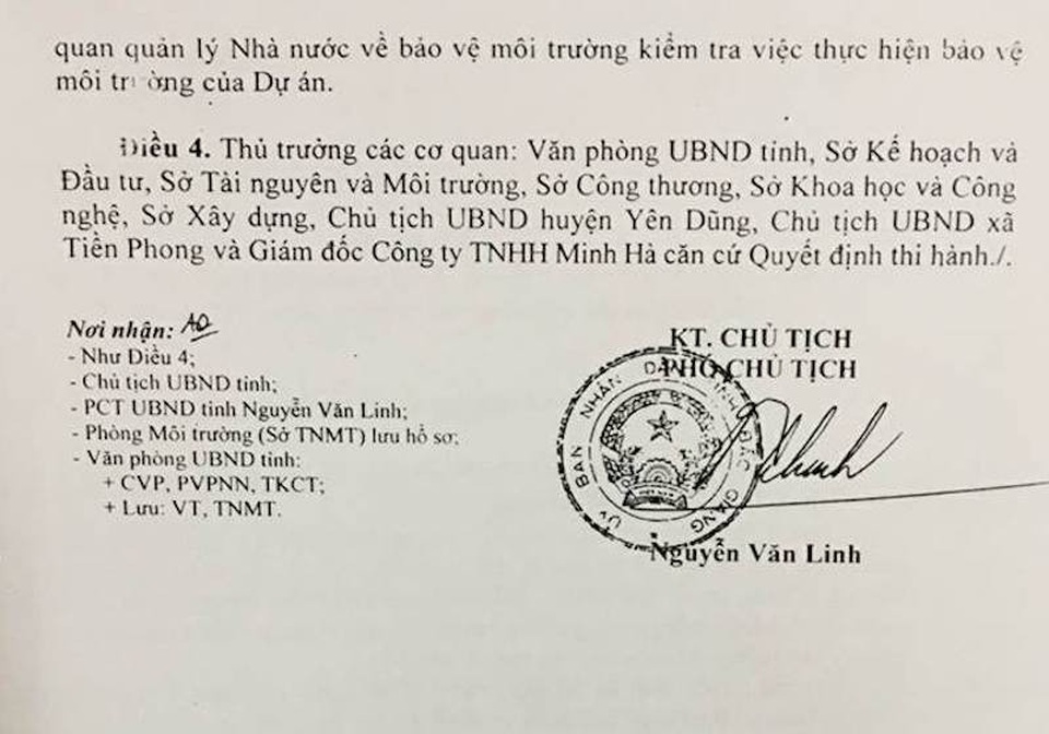 Nghi án phó giám đốc tự sát sau khi bắn nữ kế toán trưởng, doanh nghiệp bí ẩn là ai? - 3
UBND tỉnh Bắc Giang đã có Quyết định số 973/QĐ-UBND do ông Nguyễn Văn Linh, Phó chủ tịch ký về việc phê duyệt báo cáo đánh giá tác động môi trường Dự án khai thác đất làm vật liệu san lấp mặt bằng của Công ty TNHH Minh Hà.