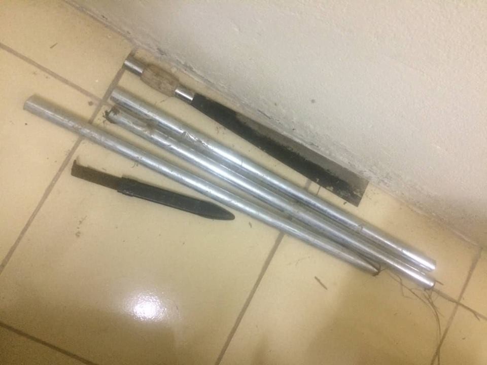 Triệu tập 4 đối tượng liên quan đến vụ côn đồ bảo kê máy gặt - 1 Hung khí công an thu giữ của các đối tượng bỏ lại.