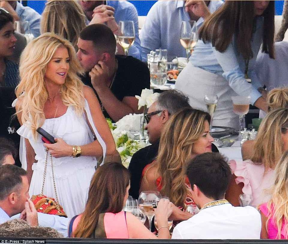 
Bố của Chloe, ông chủ hãng Topshop tổ chức tiệc xa hoa chiêu đãi bạn bè trên du thuyền trị giá 100 triệu bảng Anh
