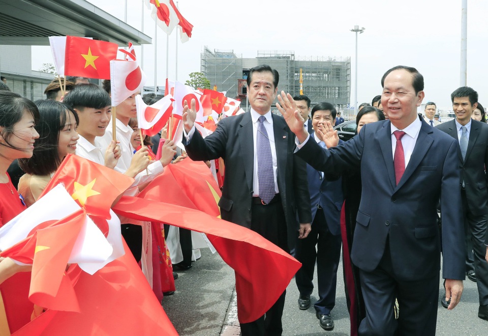 Nhật Bản bắn 21 loạt đại bác chào mừng Chủ tịch nước Trần Đại Quang - 2
Cán bộ nhân viên Đại sứ quán Việt Nam, lưu học sinh cùng đông đảo bà con kiều bào đang học tập, sinh sống tại Nhật Bản đón Chủ tịch nước Trần Đại Quang và Phu nhân tại sân bay Quốc tế Haneda, Thủ đô Tokyo, Nhật Bản. Ảnh: Nhan Sáng-TTXVN