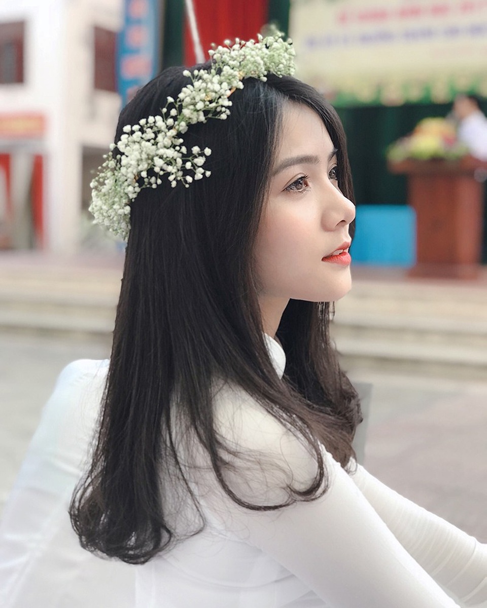 "Thiên thần áo dài" đẹp tuyệt trong lễ bế giảng cuối cùng thời học sinh - 4 Thu Giang có thân hình mảnh mai, nhỏ nhắn, khuôn mặt xinh xắn cùng nụ cười tỏa nắng. Giang cho biết, bản thân là một người “mê” áo dài bởi Giang thích vẻ đẹp tự nhiên của con gái Việt, duyên dáng, nhẹ nhàng. “Nhìn bạn nữ mặc áo dài bản thân em cũng thấy yêu rồi”, Giang nói.