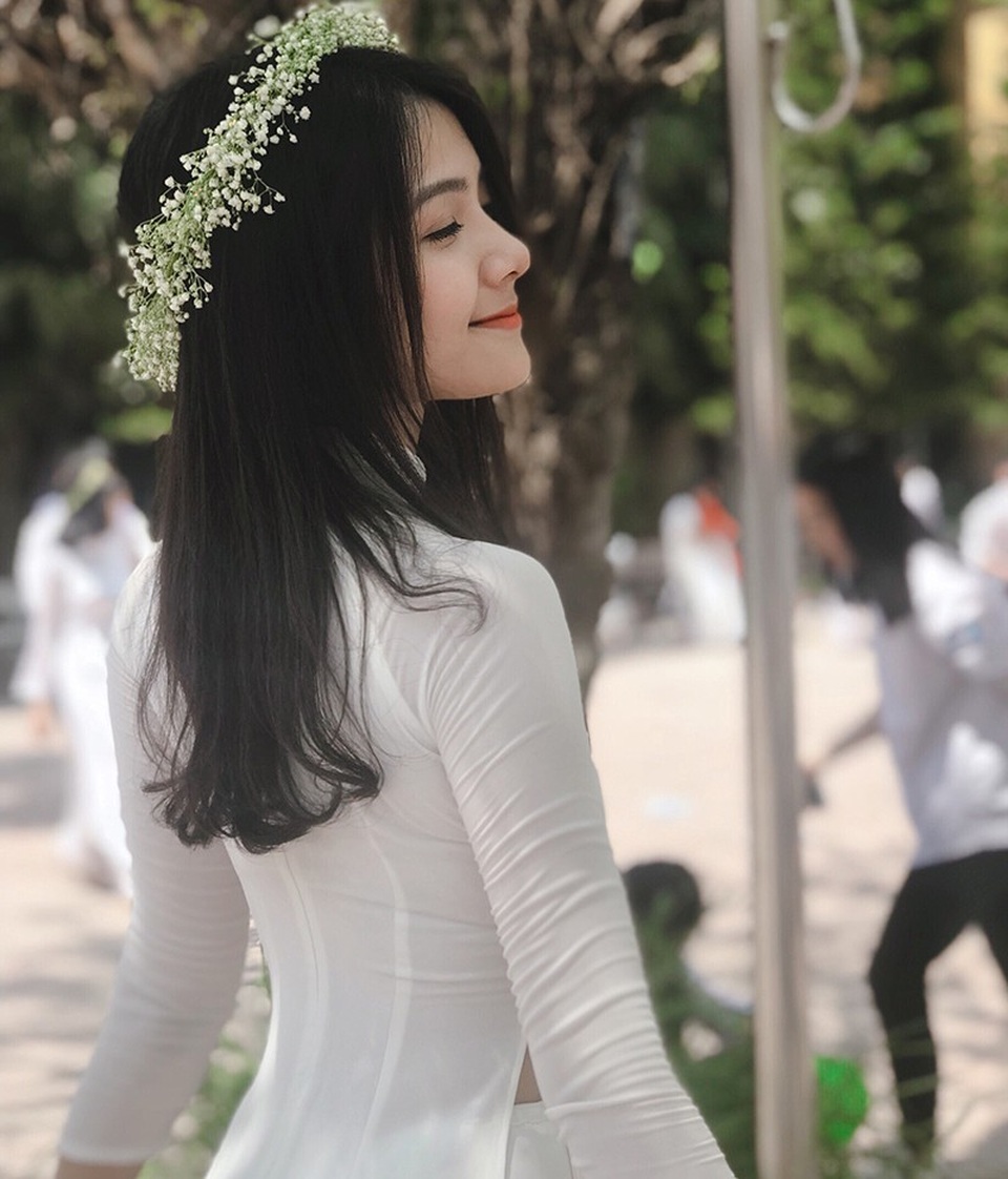 "Thiên thần áo dài" đẹp tuyệt trong lễ bế giảng cuối cùng thời học sinh - 3 Hiện tại, trang cá nhân của Giang đã có hơn 37.000 người theo dõi, trong đó đa phần là những bạn trẻ hâm mộ vẻ đẹp trong sáng của cô