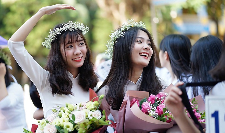 "Thiên thần áo dài" đẹp tuyệt trong lễ bế giảng cuối cùng thời học sinh - 8 "Thiên thần áo dài" đẹp tuyệt trong lễ bế giảng cuối cùng thời học sinh - 8