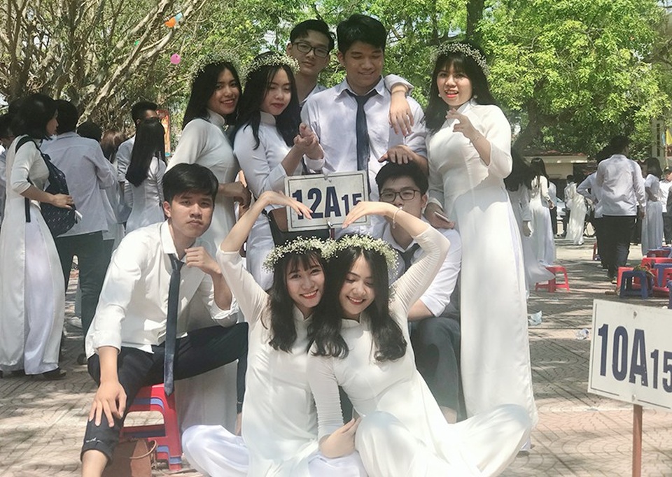 "Thiên thần áo dài" đẹp tuyệt trong lễ bế giảng cuối cùng thời học sinh - 11 Thu Giang và bạn bè 12A15 tinh nghịch bên nhau.