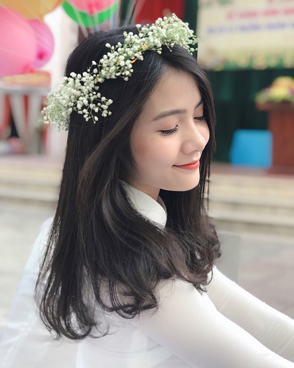 "Thiên thần áo dài" đẹp tuyệt trong lễ bế giảng cuối cùng thời học sinh - 5 Không chỉ xinh đẹp, Giang còn có khá nhiều tài lẻ như thích hát, múa. Và nhất là cô bạn 10x rất thích được chụp ảnh và diễn xuất cũng rất đạt trước ống kính.