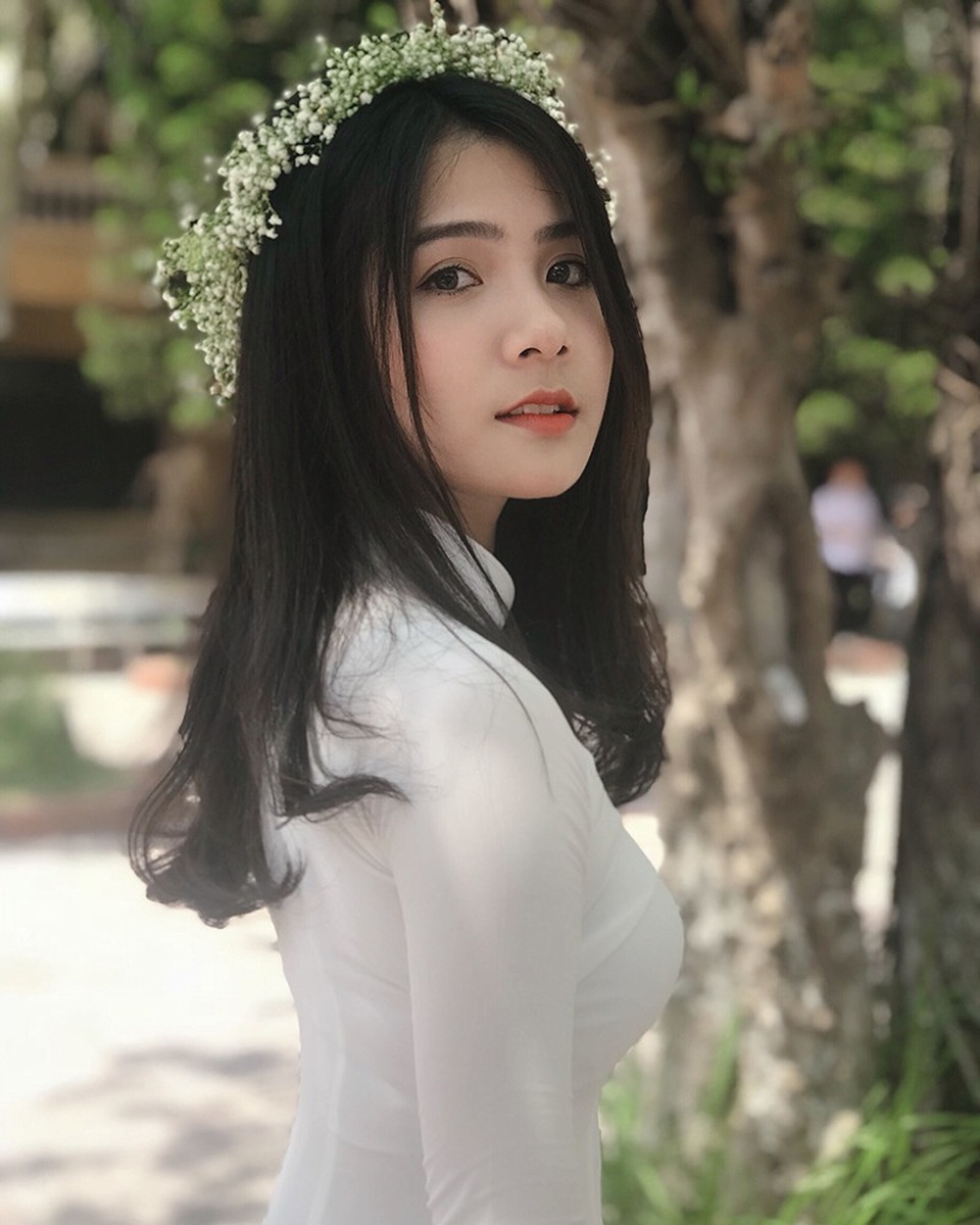 "Thiên thần áo dài" đẹp tuyệt trong lễ bế giảng cuối cùng thời học sinh - 1 Dương Thu Giang (sinh năm 2000, học sinh trường THPT Lý Thái Tổ, Bắc Ninh) cùng với bạn bè vừa trải qua một buổi lễ bế giảng đáng nhớ. Đây là lần cuối cùng Giang cùng bạn bè gặp gỡ đông đủ trước khi bước vào kì thi căng thẳng.