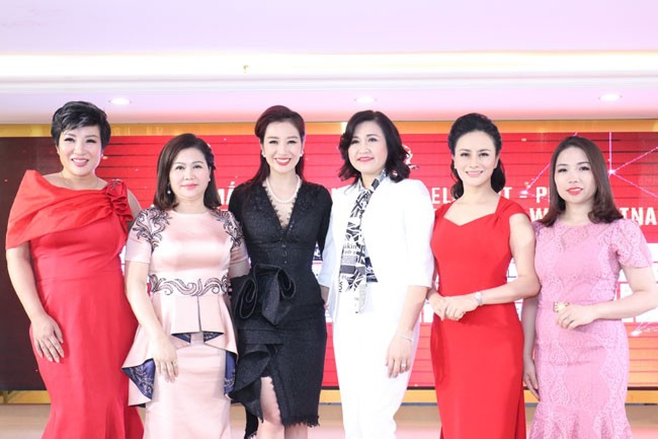 Á hậu Thu Hương đẹp quyến rũ thu hút mọi ánh nhìn - 7 Hình ảnh Á hậu Thu Hương và chị gái, ca sĩ doanh nhân Thu Trang và nhiều người đẹp- doanh nhân tại sự kiện