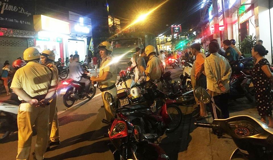 Bị truy đuổi, 2 tên cướp đâm nhiều người trọng thương - 4 Bị truy đuổi, 2 tên cướp đâm nhiều người trọng thương - 4