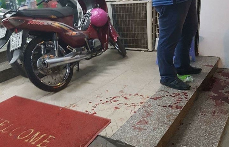 Bị truy đuổi, 2 tên cướp đâm nhiều người trọng thương - 3
Hiện trường nhóm cướp dùng dao tấn công người truy đuổi.