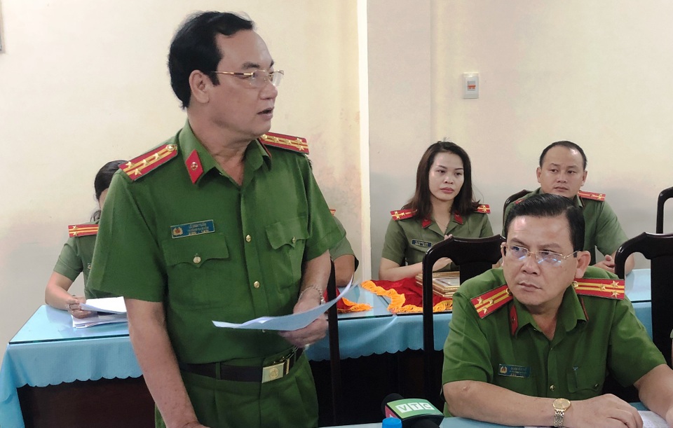 Vụ cướp đâm 3 người: Nghẹt thở truy bắt đối tượng “ôm dao” cố thủ trên nóc nhà - 1 Đại tá Lê Anh Tuấn, Trưởng Công an Thủ Đức thông tin chi tiết về vụ cướp dùng dao đâm 3 người truy đuổi bị thương.