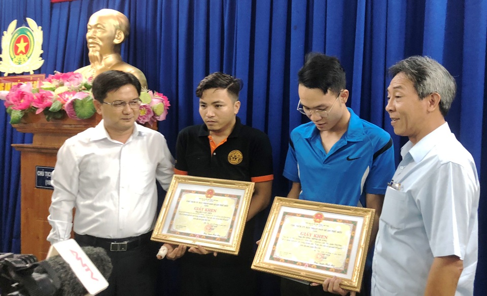 Người bị đâm khi bắt cướp: “Chúng tôi muốn ngăn chặn tội phạm lộng hành” - 1 Bí thư Quận ủy Thủ Đức Nguyễn Mạnh Cường (người đứng bìa trái) và Chủ tịch UBND quận Thủ Đức Đặng Nguyễn Thanh Minh (người đứng bìa phải) tặng giấy khen và tiền thưởng cho nhóm thanh niên truy bắt 2 tên cướp nguy hiểm.