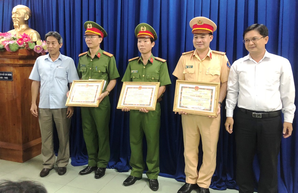 Người bị đâm khi bắt cướp: “Chúng tôi muốn ngăn chặn tội phạm lộng hành” - 2 Lãnh đạo Quận ủy, UBND quận Thủ Đức tặng giấy khen cho tập thể Đội CSHS, CSGT, Công an phường Linh Chiểu, quận Thủ Đức.