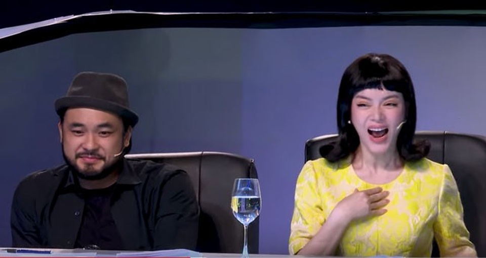 Lý Nhã Kỳ “hết hồn” với màn vợt ếch trên sân khấu của “Hai Lúa” - 3 Lý Nhã Kỳ biểu lộ nhiều cảm xúc kinh ngạc trong tập 4 Ảo thuật siêu phàm.