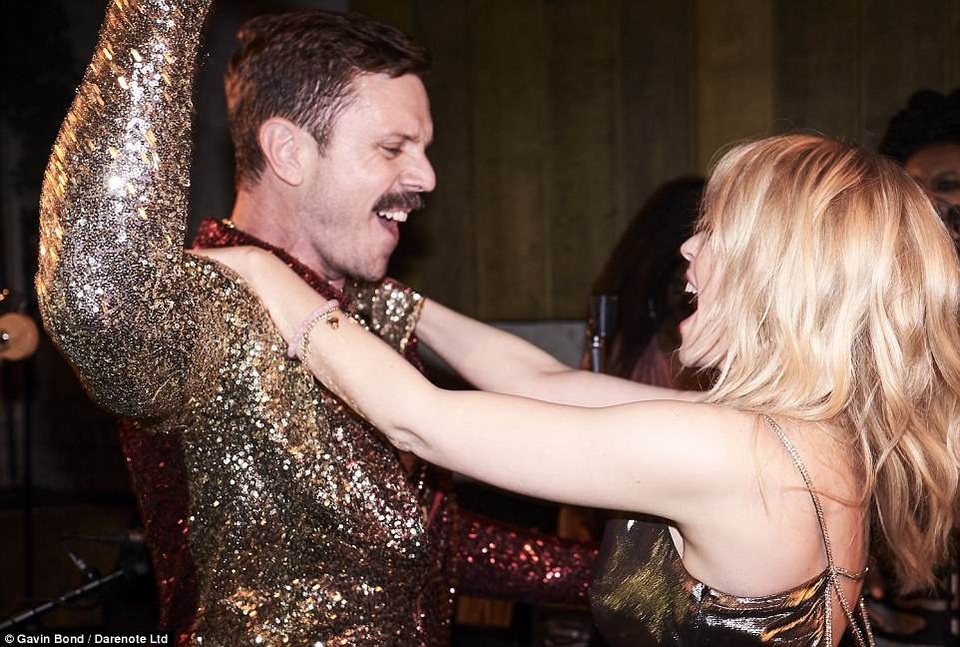 Kylie Minogue hạnh phúc “khóa môi” bạn trai mới trong tiệc sinh nhật lần thứ 50 - 15 Kylie Minogue hạnh phúc “khóa môi” bạn trai mới trong tiệc sinh nhật lần thứ 50 - 15