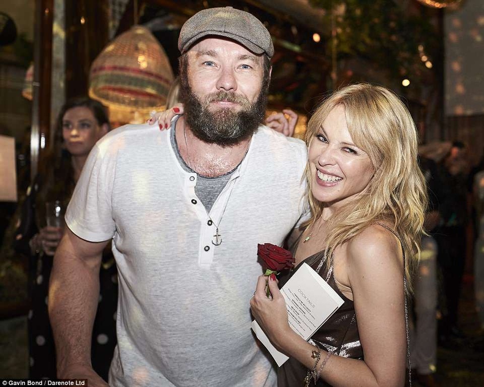 Kylie Minogue hạnh phúc “khóa môi” bạn trai mới trong tiệc sinh nhật lần thứ 50 - 18
Tổ chức tiệc sinh nhật lần thứ 50 thật hoành tráng là cách Kylie yêu thương bản thân và ăn mừng vì mình đã vượt qua những khó khăn của năm 2017.