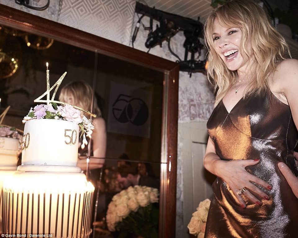 Kylie Minogue hạnh phúc “khóa môi” bạn trai mới trong tiệc sinh nhật lần thứ 50 - 3
Ngôi sao nổi tiếng người Úc đã có một năm buồn bã và khó khăn vào năm ngoái khi tuyên bố hủy hôn với phi công trẻ Joshua Sasse sau một năm đính hôn. Có thông tin cho rằng, Kylie quyết định chia tay vì phát hiện bạn trai cũ ngoại tình.