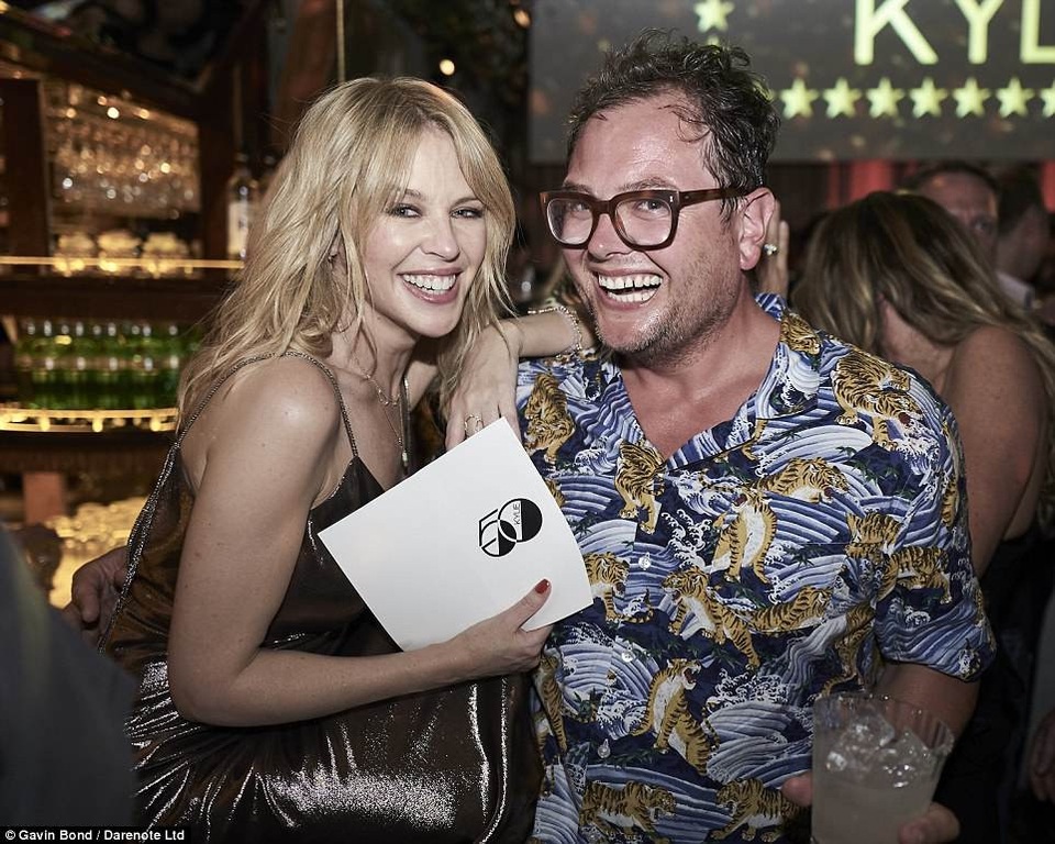 Kylie Minogue hạnh phúc “khóa môi” bạn trai mới trong tiệc sinh nhật lần thứ 50 - 6
Ngôi sao xinh đẹp chụp ảnh kỷ niệm cùng bạn bè trong tiệc sinh nhật. Cô luôn mỉm cười rạng ngời hạnh phúc.