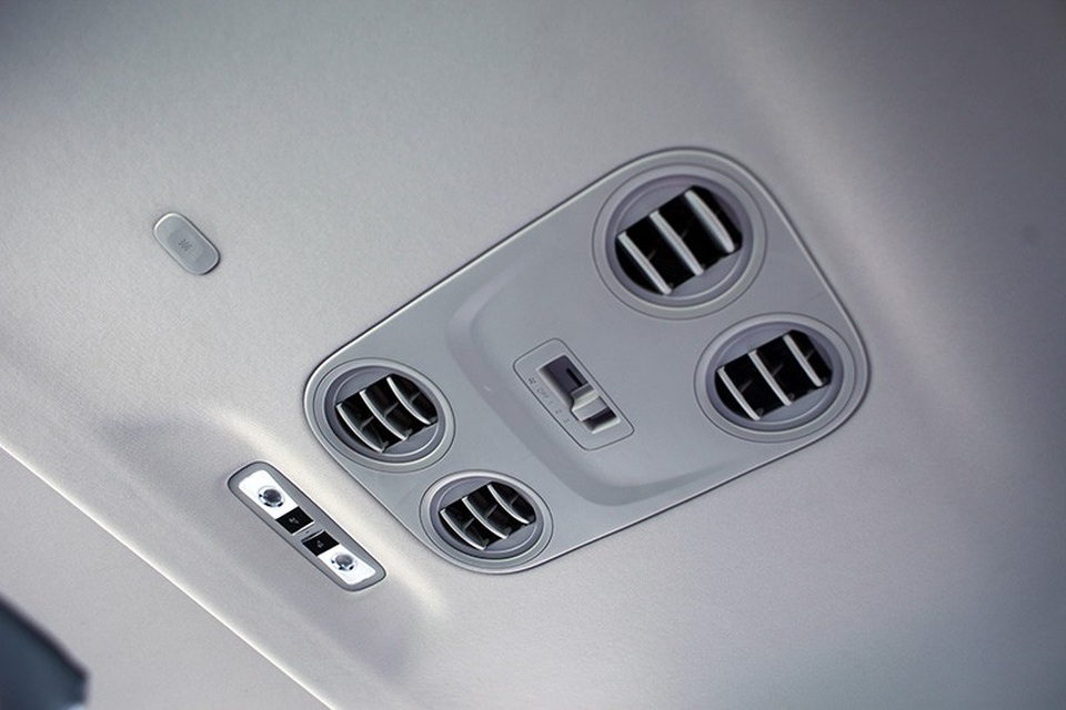 
Dàn lạnh thứ hai của Honda CR-V nằm ngay trên trần xe, phía trên hàng ghế thứ 2 và hàng ghế thứ 3
