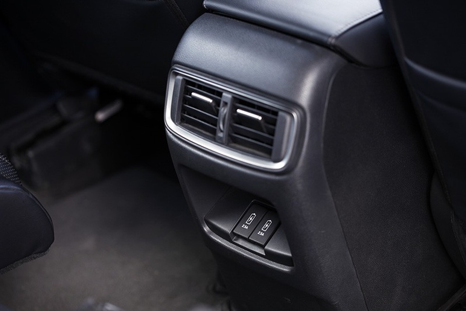 Khe gió của riêng hàng ghế thứ hai cùng các ổ cắm sạc theo chuẩn USB với công suất lớn.