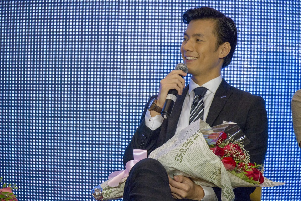 Nhan Phúc Vinh: “Tôi bị gài đóng cảnh nóng với Nhã Phương” - 3 Nhan Phúc Vinh chia sẻ về tin đồn tình cảm với Nhã Phương trong buổi họp báo.