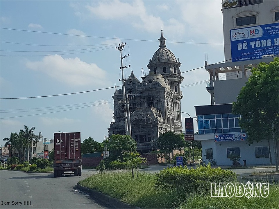Siêu biệt thự hàng chục tỷ đồng không phép ở Hải Dương được "giải thoát" - 1 Đi từ xa cũng có thể quan sát thấy sự đồ sộ của ngôi biệt thự nhiều tỷ này.