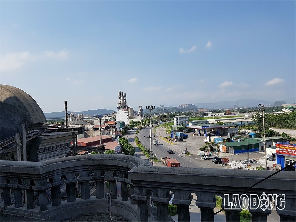 Siêu biệt thự hàng chục tỷ đồng không phép ở Hải Dương được "giải thoát" - 3 Từ tầng cao nhất của ngôi biệt thự có thể quan sát được hết cảnh vật xung quanh.