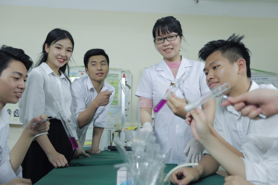 THPT Lương Văn Can (Hà Nội): Thay đổi định kiến về Trường phổ thông ngoài công lập - 4
Thí nghiệm tại Phòng Thí nghiệm Hoá của trường.