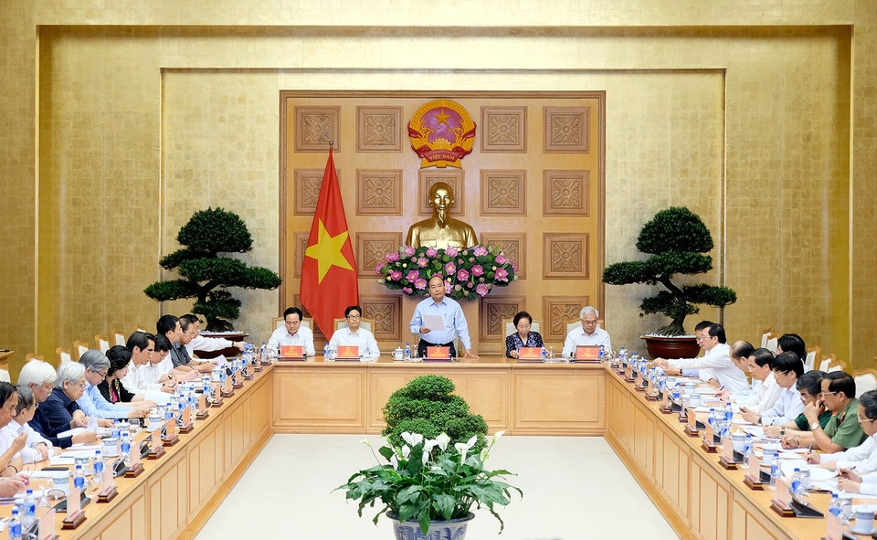 Thủ tướng: Không hạ chất lượng tiêu chí phong hàm giáo sư, phó giáo sư - 1 Thủ tướng Nguyễn Xuân Phúc chủ trì cuộc họp