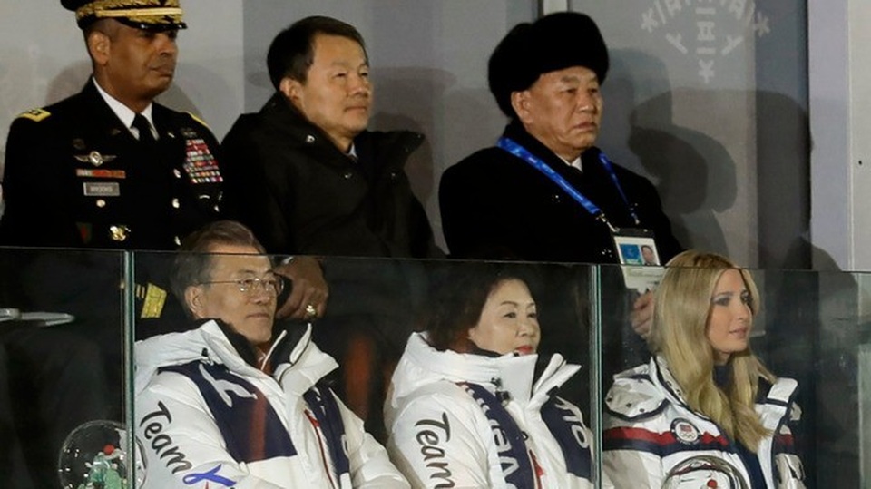 Ông Kim Yong Chol (bên phải hàng trên) dự sự kiện tại Thế vận hội mùa Đông cùng Tổng thống Hàn Quốc Moon Jae-in (bên trái hàng dưới) và Ivanka Trump - con gái Tổng thống Mỹ Donald Trump (bên phải hàng dưới) (Ảnh: AP)