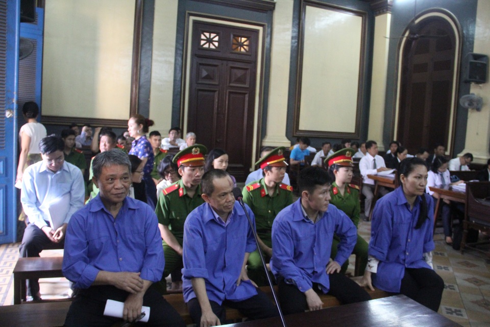 Vụ ngân hàng Đại Tín: “Nóng” chuyện bút phê của tổ giám sát Ngân hàng Nhà nước - 1 Các bị cáo đồng loạt cho rằng tổ giám sát đồng ý cho vay.