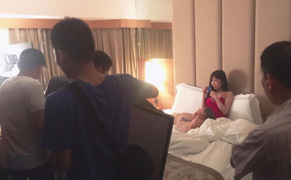 Thanh Bi tiết lộ “cảnh nóng” “khó kiềm chế” của Người phán xử ngoại truyện - 4 Thanh Bi tiết lộ “cảnh nóng” “khó kiềm chế” của Người phán xử ngoại truyện - 4