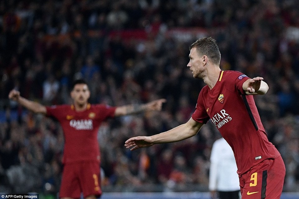 Phòng thủ vụng về, AS Roma đau đớn nhìn Liverpool vào chung kết - 3
Dzeko (phải) ghi bàn thắng quân binh tỉ số cho Roma ở đầu hiệp hai