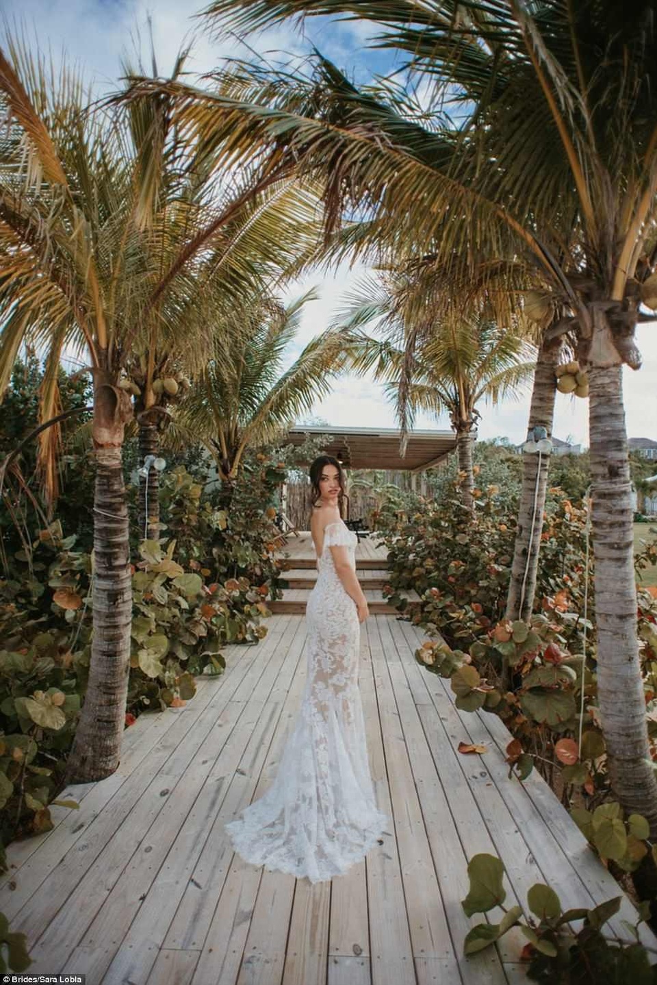 Những hình ảnh tuyệt đẹp trong hôn lễ siêu mẫu Úc - 5
Cô dâu diện váy cưới Ralph & Russo và đeo nữ trang Lorraine Schwartz