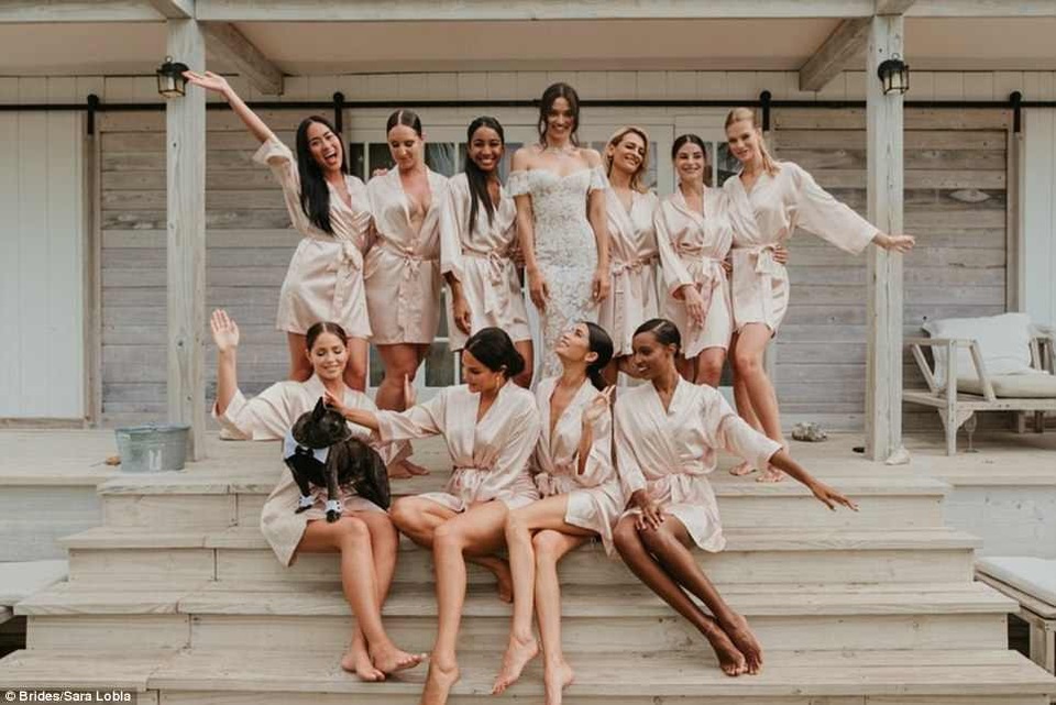Những hình ảnh tuyệt đẹp trong hôn lễ siêu mẫu Úc - 8
Siêu mẫu Úc bên dàn phù dâu gồm toàn bạn thân