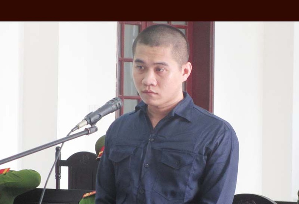 Mâu thuẫn tình cảm, nam thanh niên đổ xăng đốt người tình - 1 Bị cáo Bình đang nghe HĐXX tuyên án.