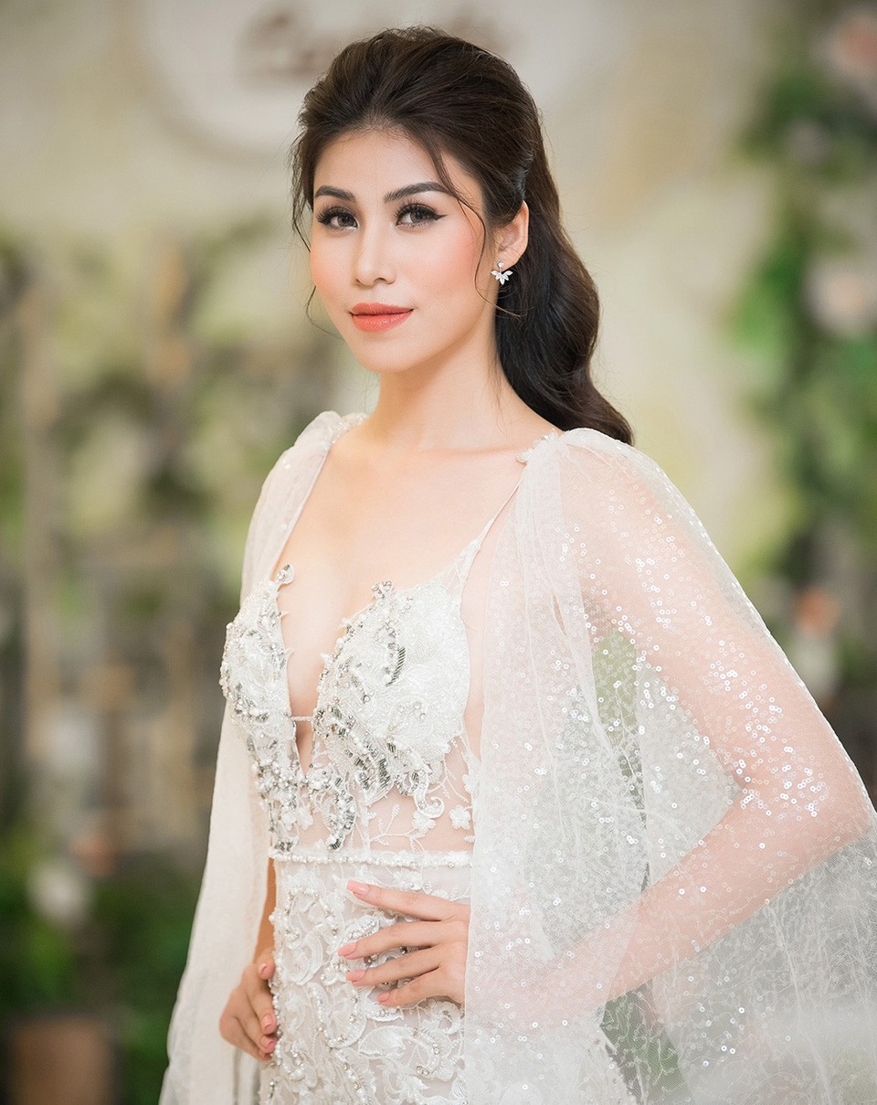 
Mặc dù chỉ mới xuất hiện chính thức trong cương vị mới nhưng Ngọc Huyền thể hiện thần thái tự tin và thoải mái
