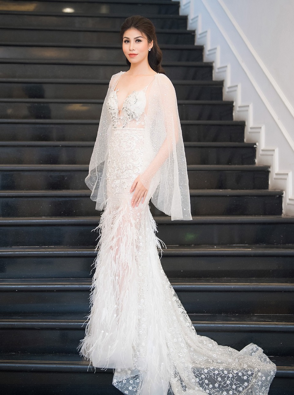 Á hậu 1 Nguyễn Ngọc Huyền khoe dáng với chiếc váy dạ hội trắng sang trọng và gợi cảm