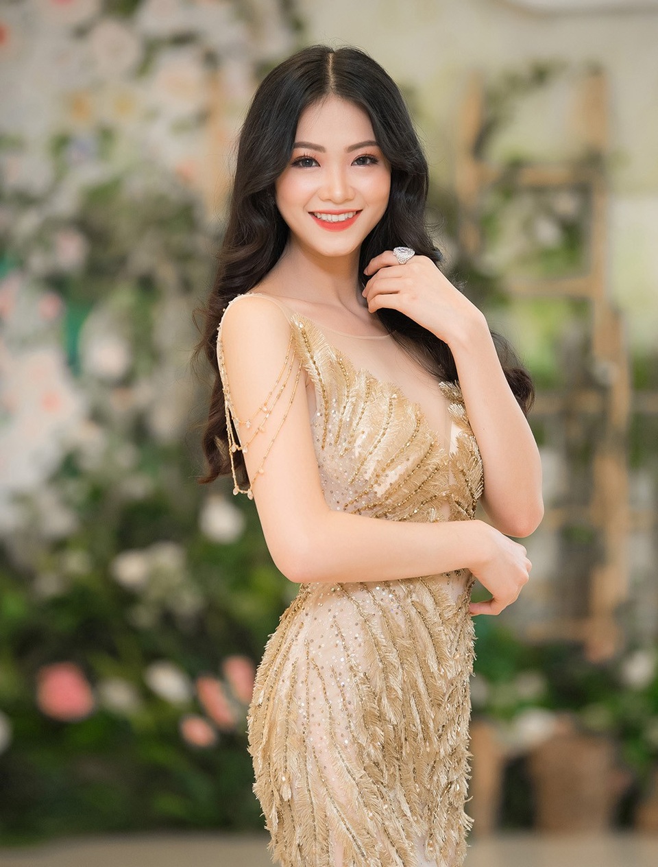 Người đẹp cười rạng rỡ cùng thần thái tự tin