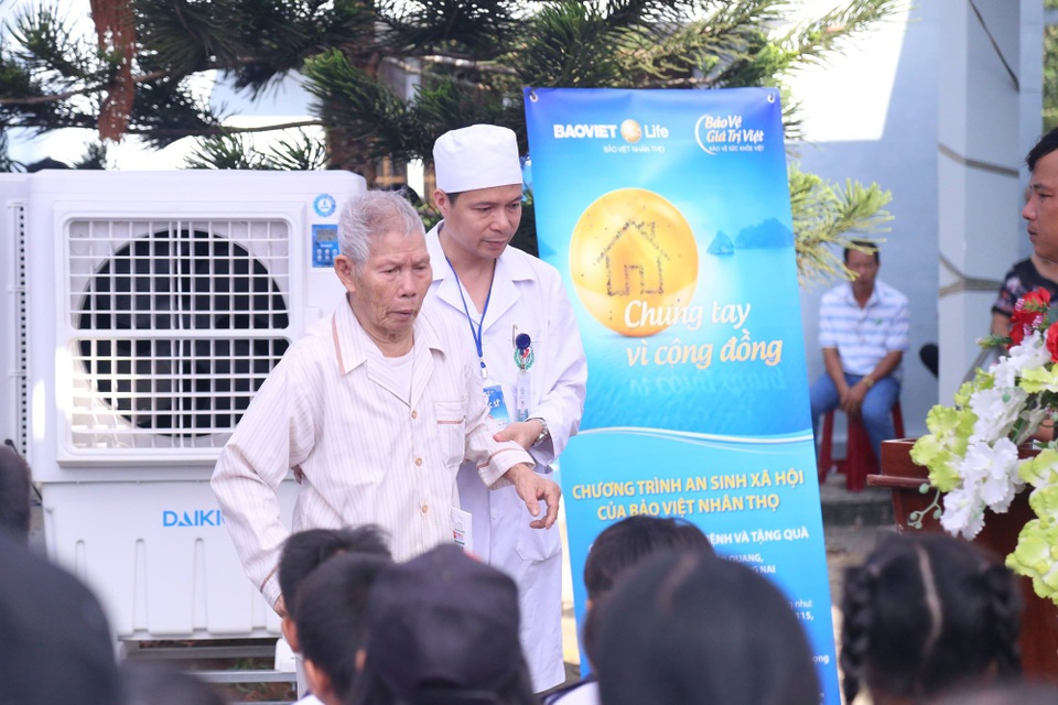 Chung tay vì cộng đồng - bảo vệ sức khỏe Việt - 2
Các bác sĩ ân cần với bà con khi tới khám