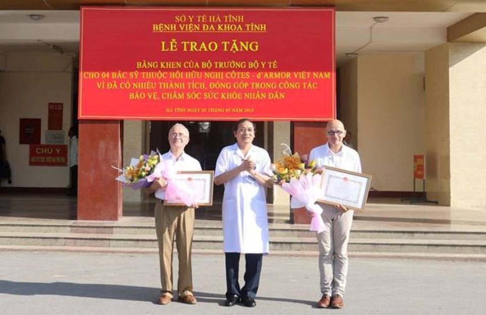 Ông Nguyễn Viết Đồng, Giám đốc Bệnh viện Đa khoa tỉnh Hà Tĩnh đã trao Bằng khen các bác sĩ đến từ Pháp