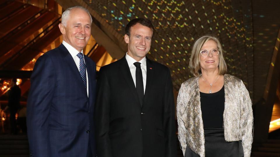 Phu nhân Thủ tướng Australia lên tiếng về lời khen lạ của Tổng thống Pháp - 1
Thủ tướng Australia Malcolm Turnbull (trái) và phu nhân Lucy tiếp đón Tổng thống Pháp Emmanuel Macron (Ảnh: AFP)