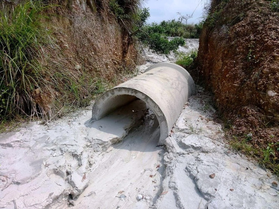 Nhà máy cao lanh “bức tử” khe suối, hồ đập và “nuốt” vườn tược của dân! - 4 Ống xả nằm trơ trọi