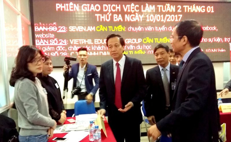 Chỉ số cải cách hành chính: Từ “đội sổ”, Bộ LĐ-TB&XH vượt lên nhóm đầu - 1
Bộ trưởng Bộ LĐ-TB&XH Đào Ngọc Dung tới dự Phiên Giao dịch việc làm đầu năm 2017 tại Hà Nội.