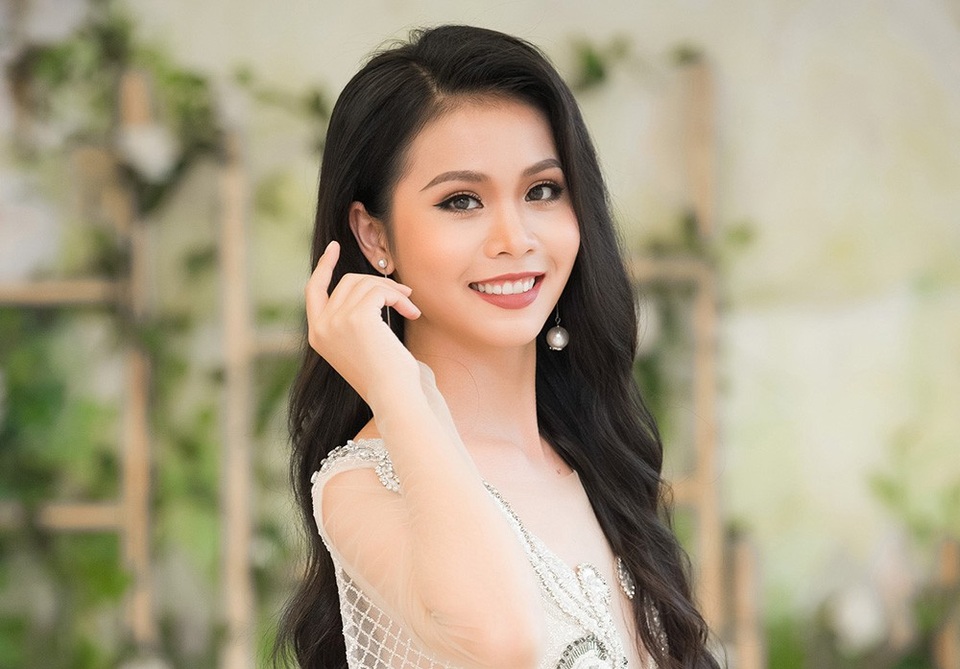 Tân hoa hậu Biển Kim Ngọc rạng rỡ và tự tin trong lần đầu xuất hiện trước công chúng sau đăng quang