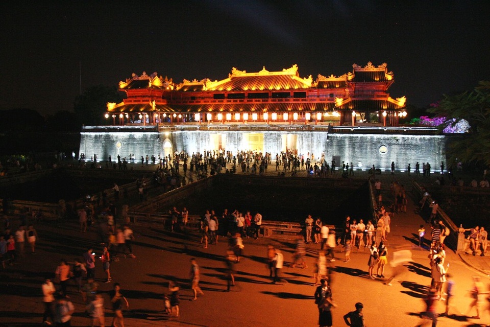 Đề xuất “Văn Hiến Kinh Kỳ” thành show diễn cho du khách thường xuyên - 5 Du khách tập trung rất đông vào Đại Nội ban đêm để vui chơi, thưởng thức Văn Hiến Kinh Kỳ và các chương trình nghệ thuật đặc sắc trong Festival Huế 2018