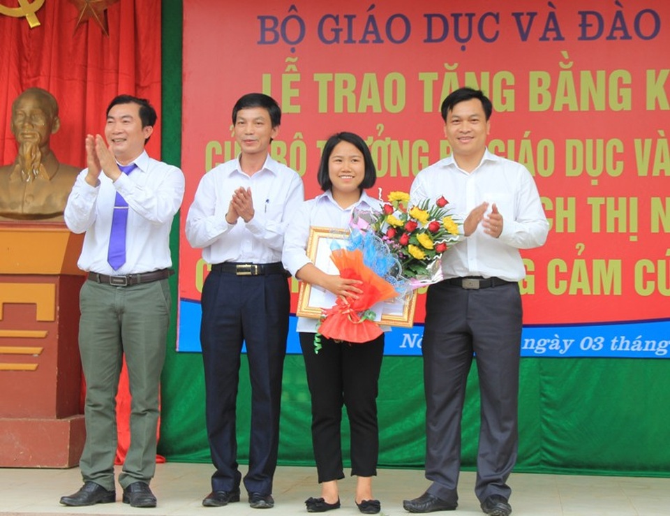 Em Mạch Thị Nhung nhận bằng khen của Bộ trưởng Phùng Xuân Nhạ.