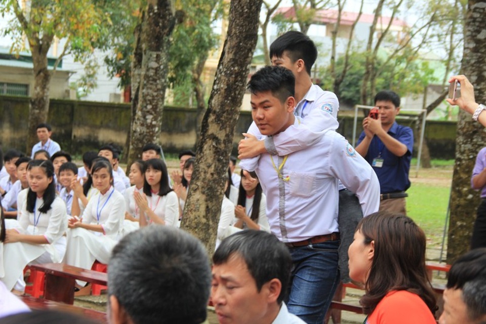 Đã 8 năm, Hiếu cõng Minh đến trường đi học.