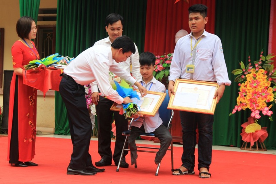 Ông Hoàng Văn Thi- Phó Giám đốc Sở GD-ĐT Thanh Hóa trao quà riêng cho hai em Minh và Hiếu.