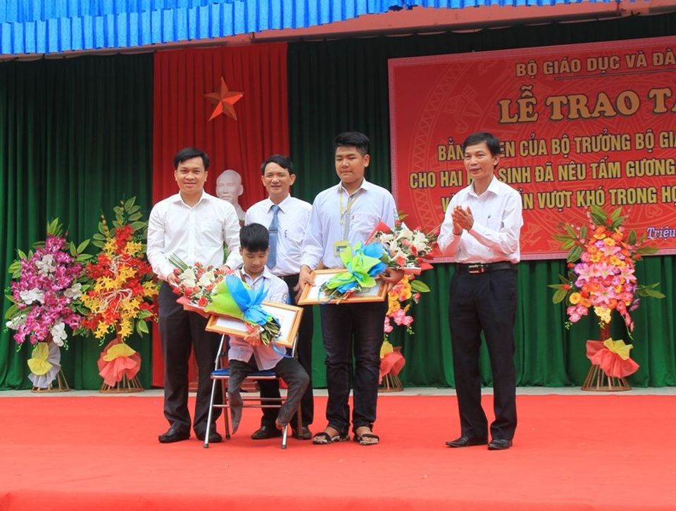 Bộ trưởng Phùng Xuân Nhạ tặng bằng khen cho học sinh giúp bạn, cứu người - 3