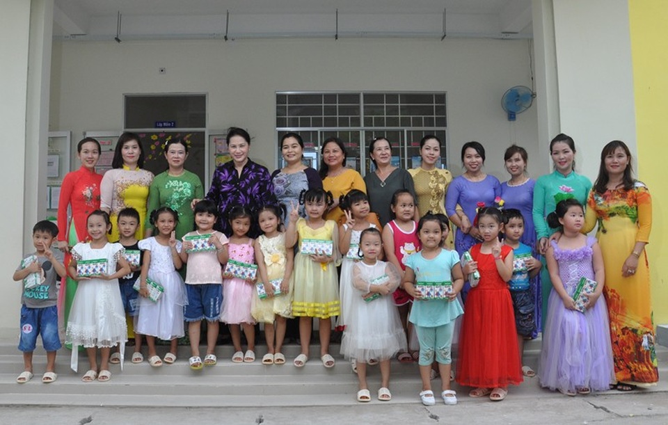 Chủ tịch Quốc hội: Không để tình trạng “sang tay” dự án hưởng chênh lệch - 4
Chủ tịch Quốc hội Nguyễn Thị Kim Ngân đến dự Lễ bàn giao công trình Trường Mầm non Hưng Thạnh tại phương Hưng Thạnh.